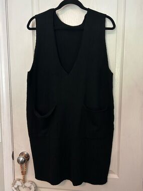 Black Sleeveless V-Neck Pocket Knit Dress